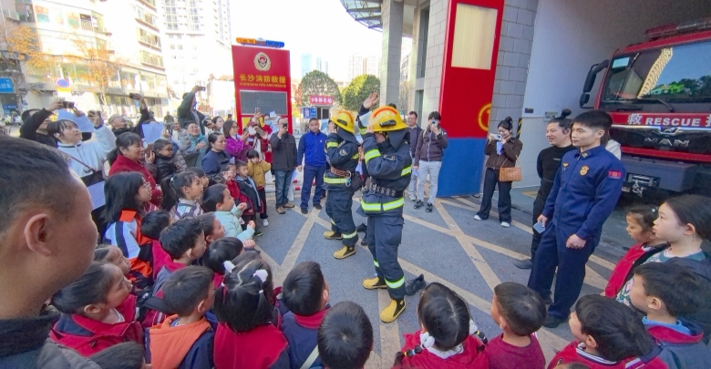 萌娃探访消防站