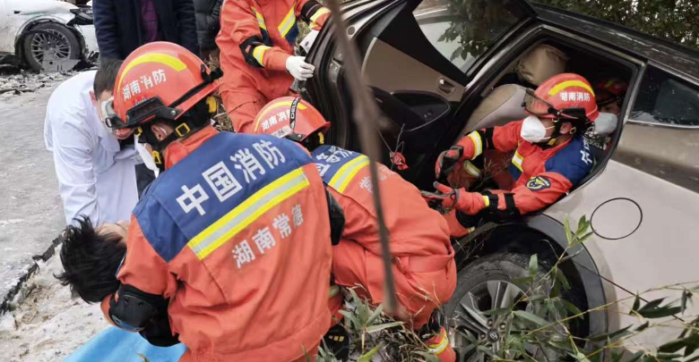 冰雪中的紧急救援