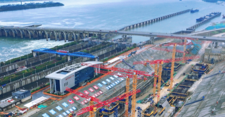 湘江长沙综合枢纽三线船闸建设正酣